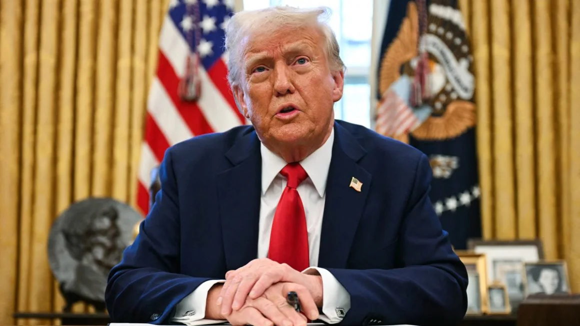 El presidente de EE.UU., Donald Trump, habla con la prensa en la Oficina Oval de la Casa Blanca, en Washington el 3 de febrero. Jim Watson/AFP/Getty Images